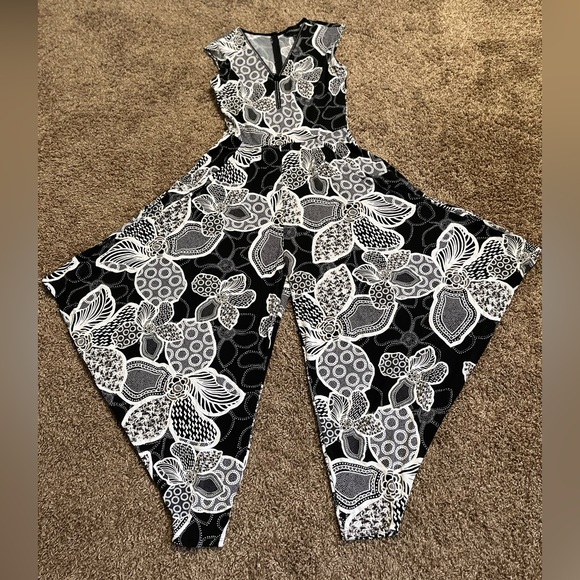 NWOT Frank Lyman jumpsuit with beautiful detail. - Picture 4 of 10